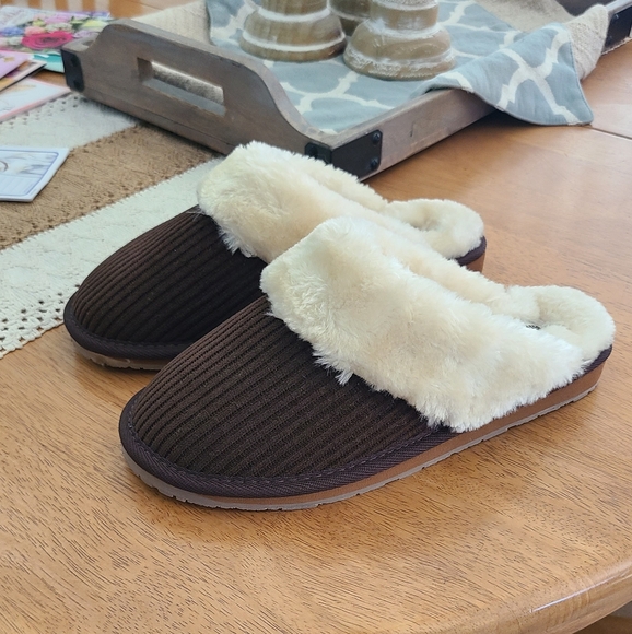 Minnetonka Plush Lined Brown Women's Slippers - Picture 8 of 8